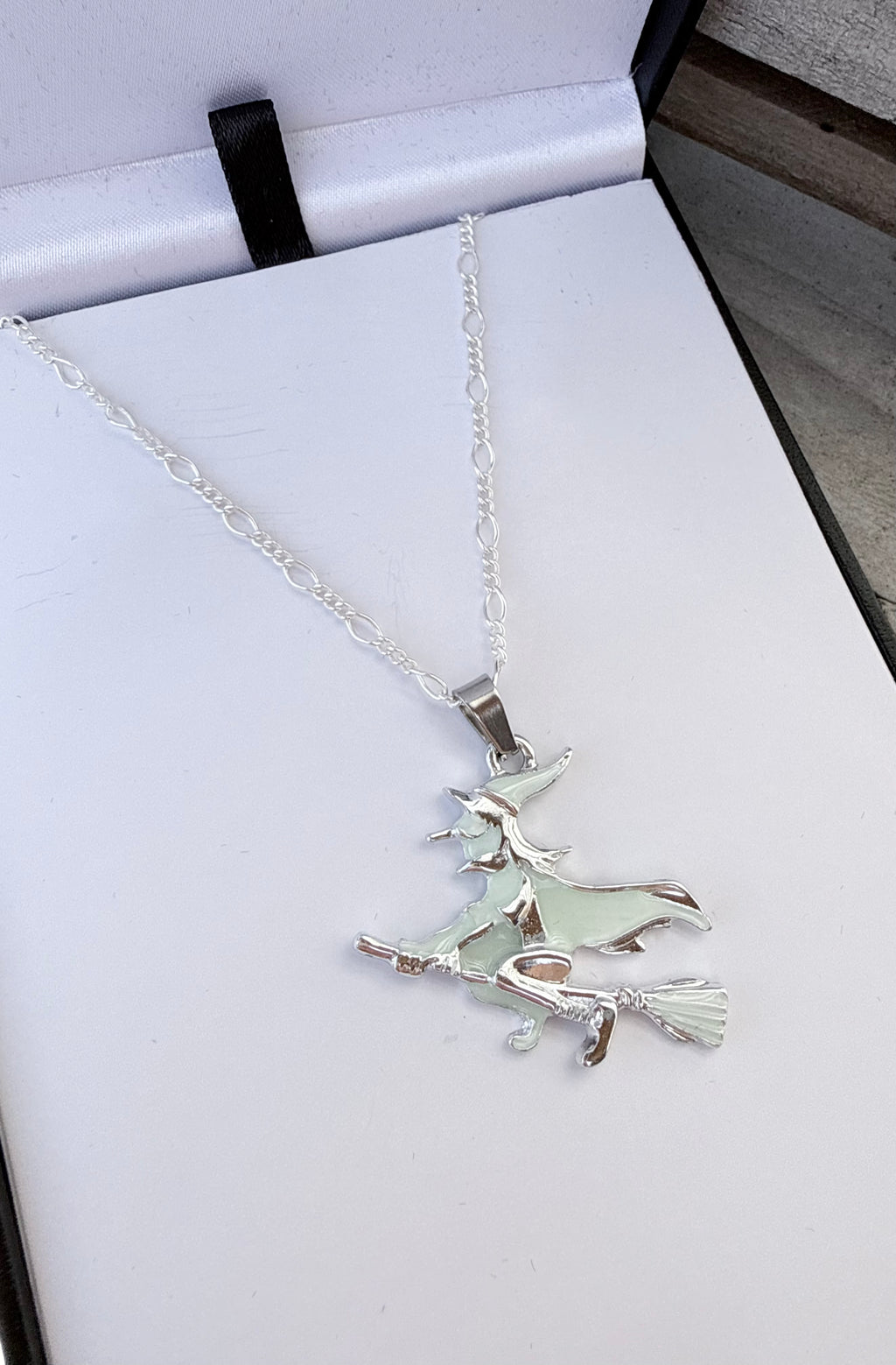 💚 New Glow In The Dark Necklaces 💚