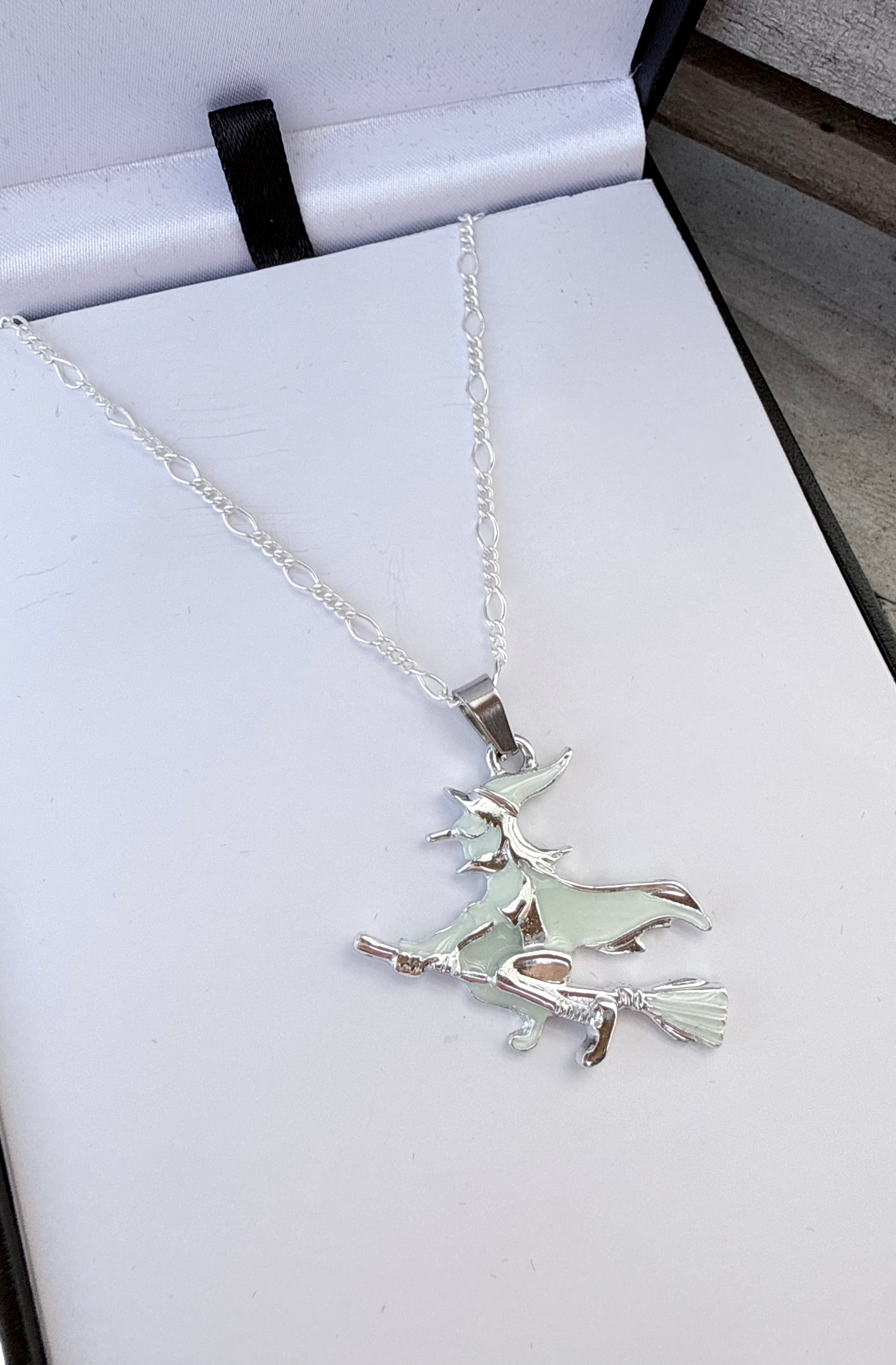 💚 New Glow In The Dark Necklaces 💚